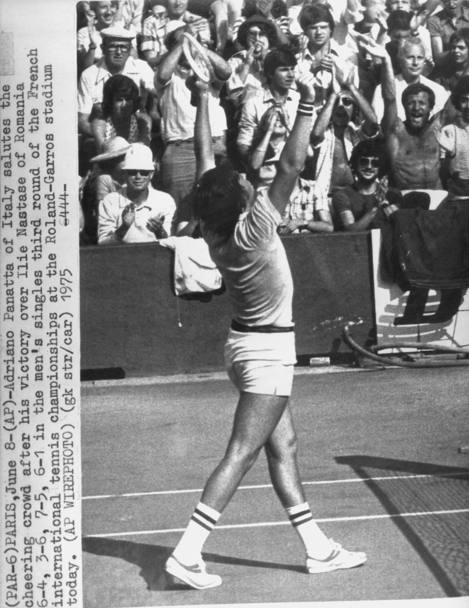 Roland Garros 1975. Panatta esulta dopo la vittoria nel singolo contro Ilie Nastase (Ap)